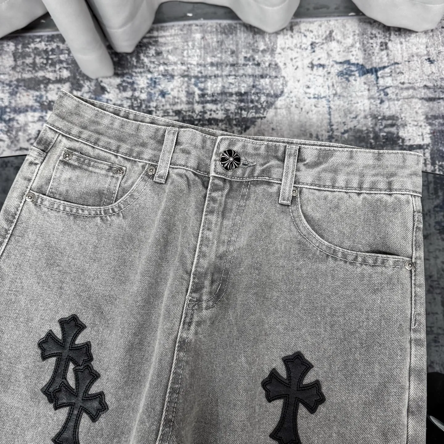 P230 Chrome Hearts CH Chrome Hearts Heavy Industry Damaged High Street Jeans exude unruly personality and unique charm. Every wear and tear is carefully designed to present a unique artistic feel. Made of imported denim fabric, which has undergone heavy industrial washing and destruction treatment, the trousers show a super cool effect on the upper body, allowing you to dominate the fashion stage.  This is more than just a pair of jeans, it is an expression of attitude. With its unique design concept and ultimate pursuit of details, Croxin breaks traditional boundaries and defines the jeans trend in the new era. The trousers are made of double-layer woven fabric and matched with customized hardware, showing an incomparably beautiful and unique style, making every wearer the focus of fashion. Imported denim fabric, super heavy-duty washed and damaged, the upper body is super cool! Customized hardware. Unbeatable and beautiful style. The production process is difficult. Full of high street feel. Color: Gray Size: S M L XL XXL